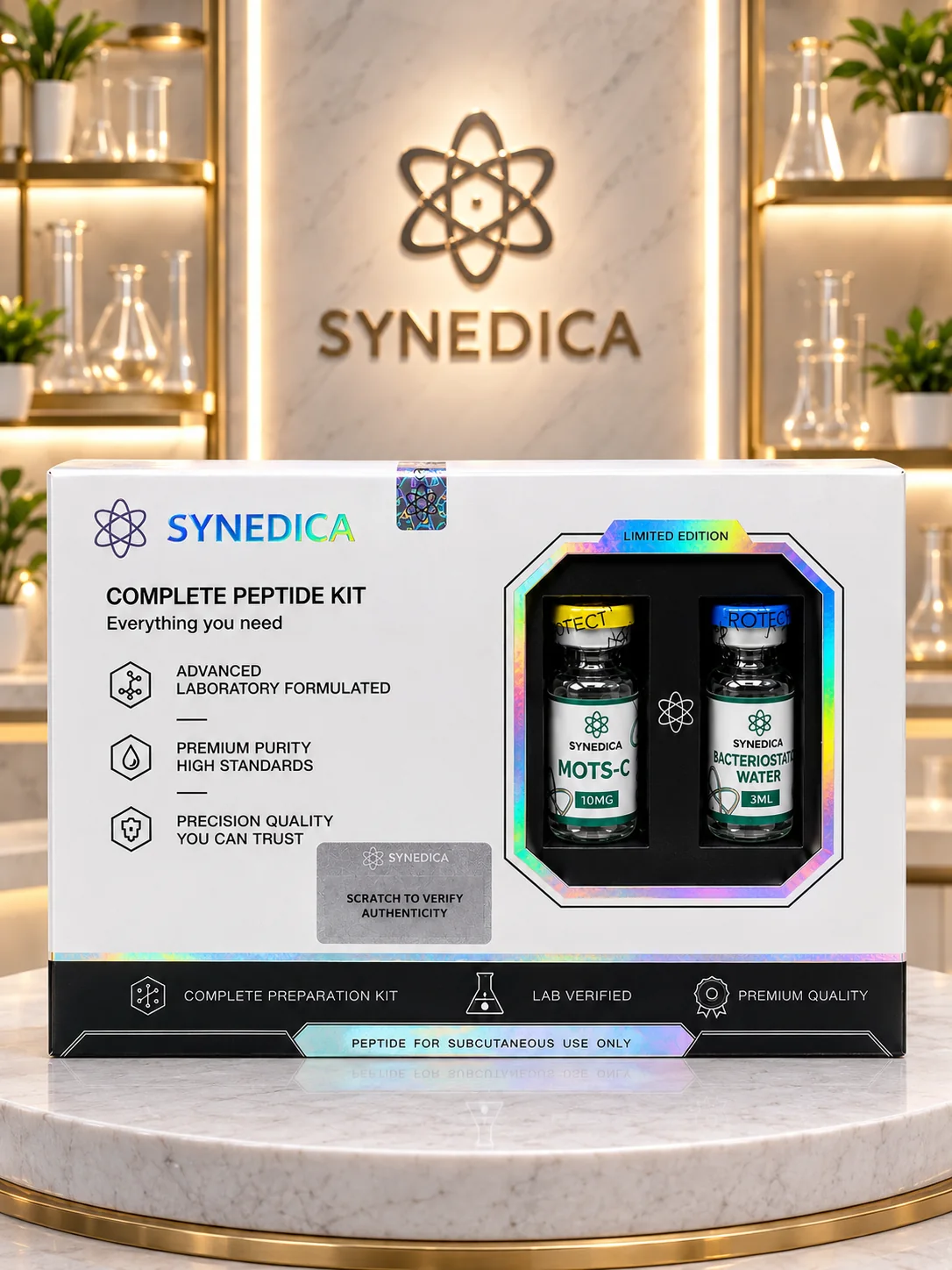 Coffret Synedica MOTS-C photographié sur un présentoir